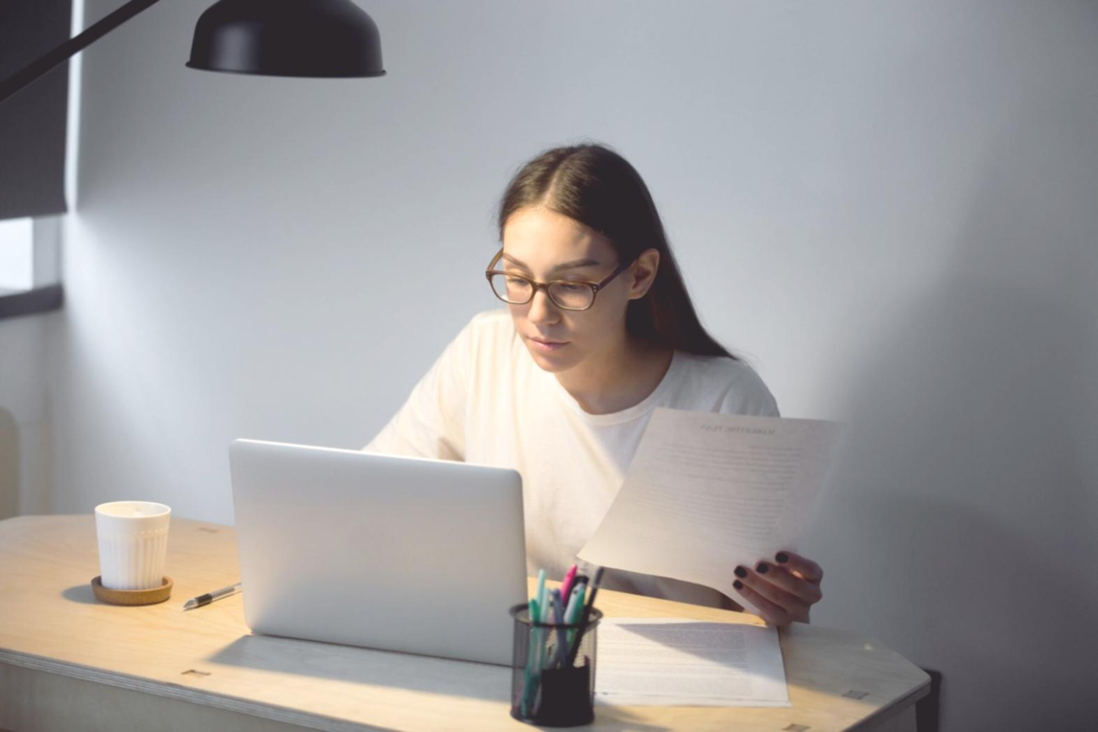 Workshopová miestnosť s účastníkmi pracujúcimi na copywriting projektoch